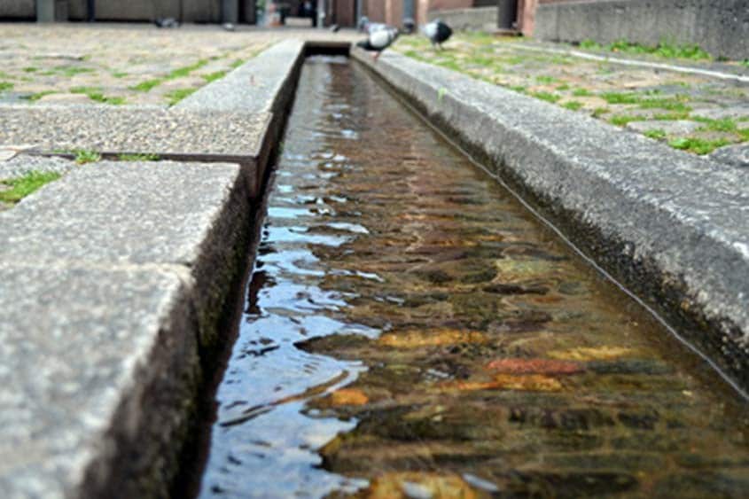 ruissellement eaux pluviales dans un caniveau pour une étude hydraulique