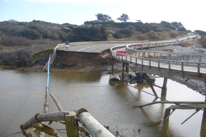 Voirie de la RD.129 détruite dans la baie de Cayola aux Château d'Olonne dans le cadre d'une étude hydraulique